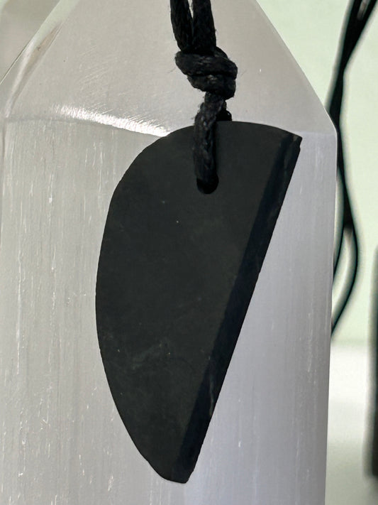 Colgante Media Luna de Shungita: Protección Energética con Estilo