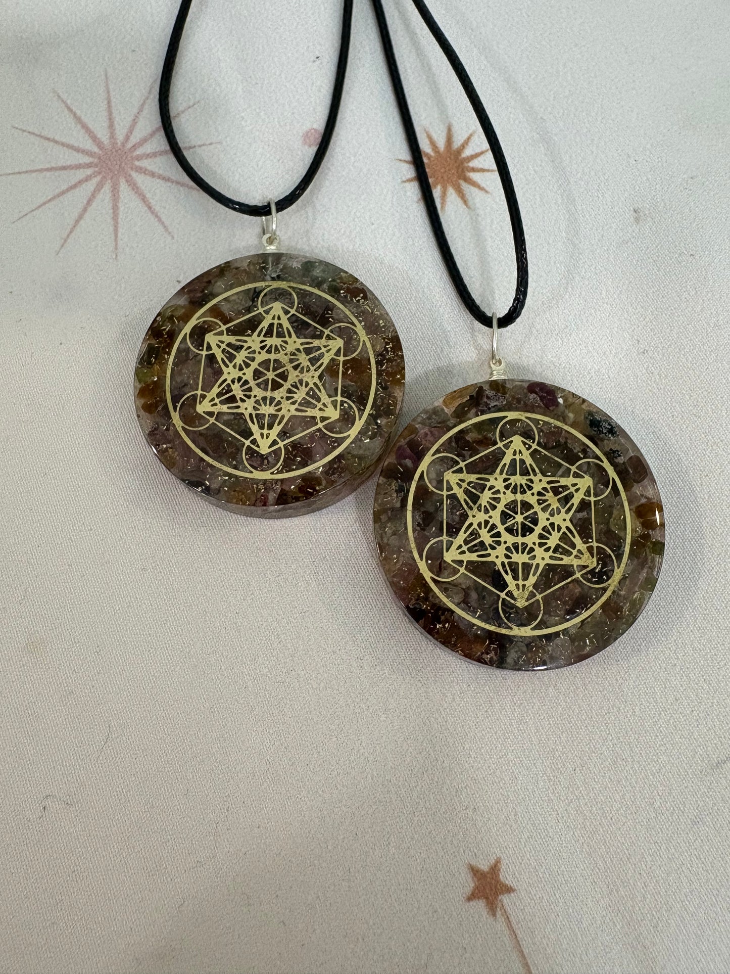 🔮Colgante Orgonita con Turmalina Sandía de 4 cm – Símbolo de Metatrón | Armonía, Protección y Geometría Sagrada