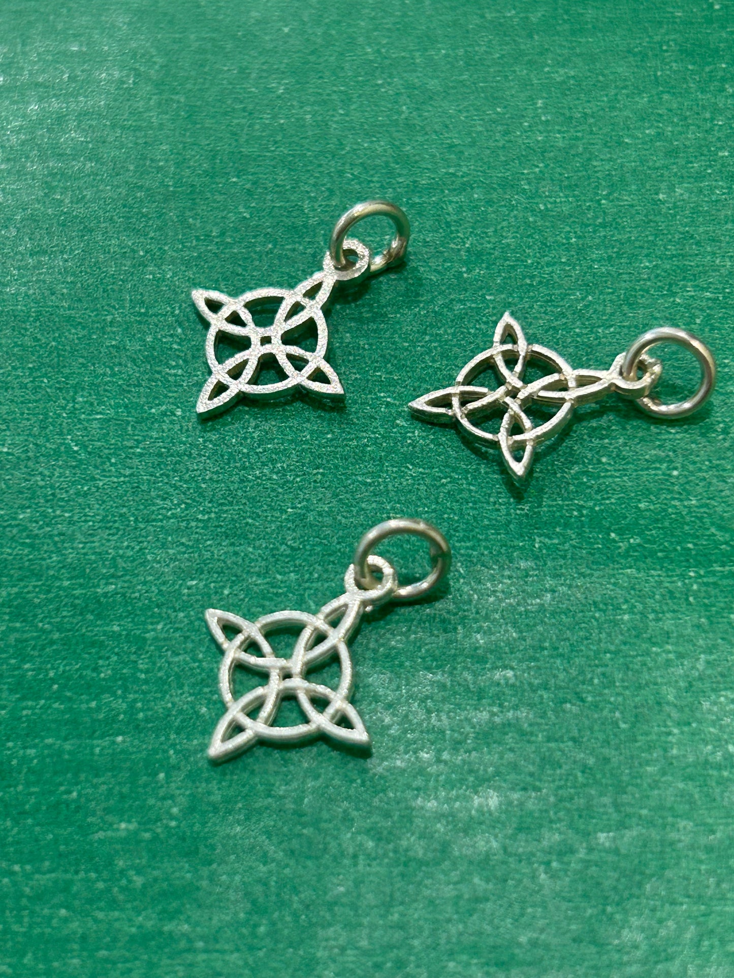 Nudo de bruja mini plata de ley