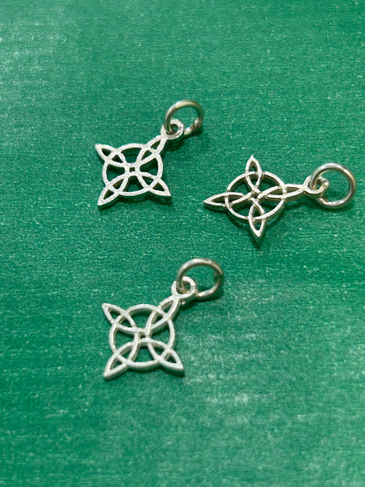 Nudo de bruja mini plata de ley
