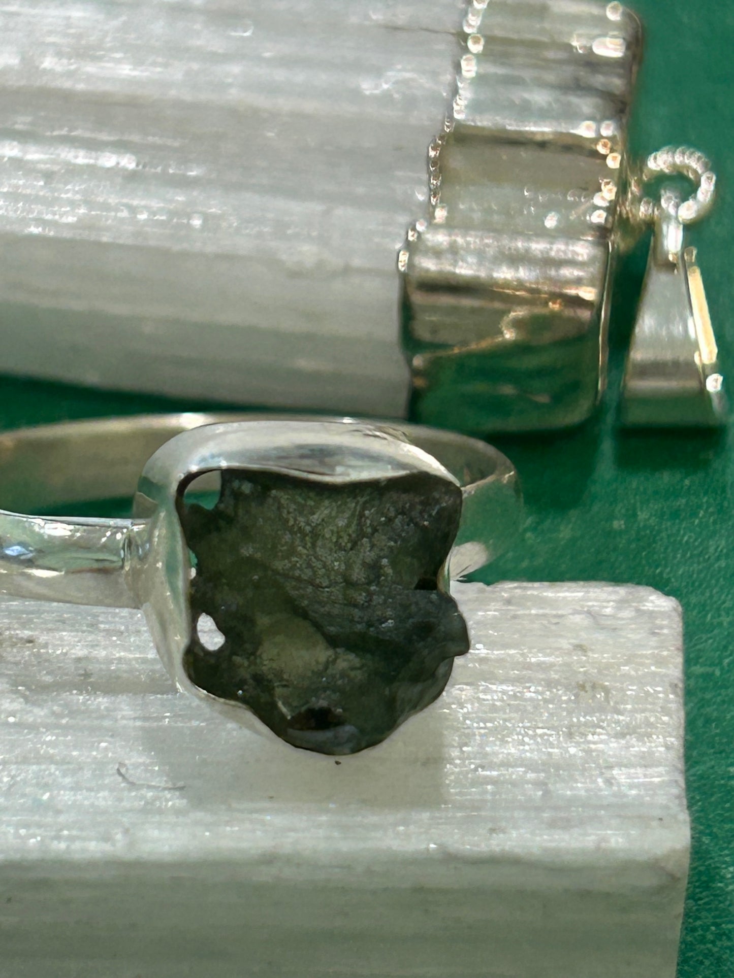 Anillo de Plata de Primera Ley con Moldavita de 2–3 g (avalada por gemólogo)