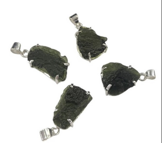 Colgante Garra de Moldavita en Plata de Ley – Amuleto de Transformación, Protección y Conexión Cósmica