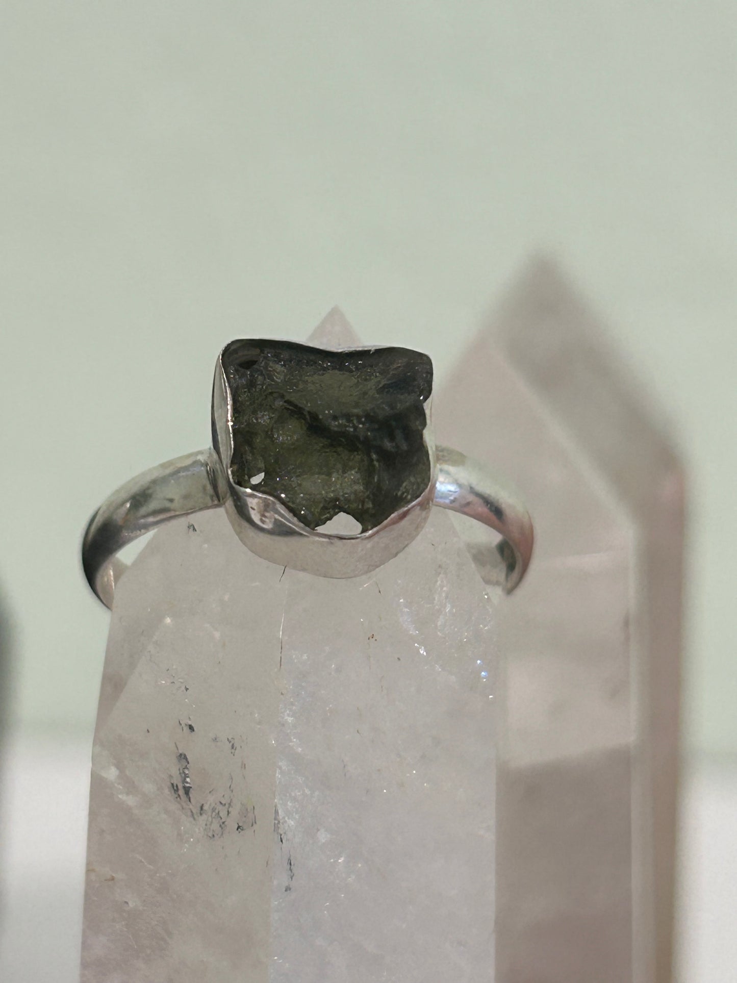 Anillo de Plata de Primera Ley con Moldavita de 2–3 g (avalada por gemólogo)