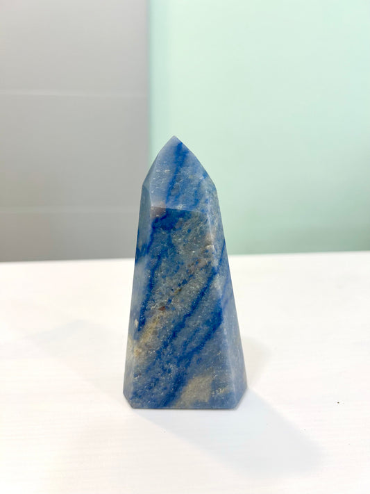 Obelisco de cuarzo azul