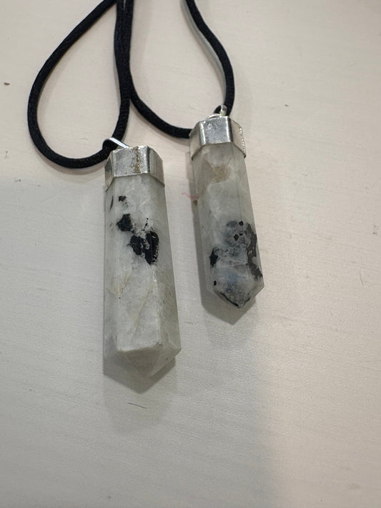 Colgante Punta de Piedra Luna – Intuición, Feminidad y Energía Lunar